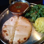 タンドールバル カマルプール - カマルランチ 800円(税込)
      ポークカレー（辛口）、２種のタンドリーチキン350円、ゴルゴンゾーラ・クルチャ400円（税込）