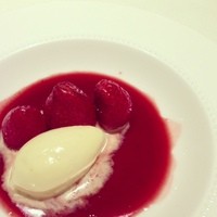 フレンチレストラン フルーヴ - イチゴのフランべ、アイスクリーム添え