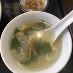 絶品小籠包 満月廬 - ワカメ玉葱人参中華スープ