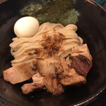 Hannou Tsukemen - つけ麺にブロックチャーシューとゆでたまごをトッピング