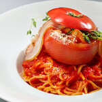 ミヤワカキッチンKOHAKU - 料理写真:自家製ベーコンと丸ごとトマトのパスタ