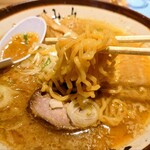 すみれ - 麺はぷりっと黄色のちぢれ麺。スープと絡まって美味しい！