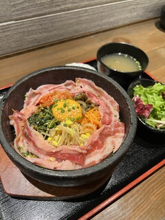 Yakiniku Nikuttoria - 石焼肉入りビビンバ