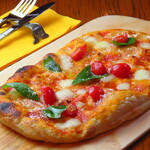 Trattoria Pizzeria Casasola - Pizza Margherita（完熟トマトとモッツァレラチーズのピザ
      
      ）