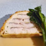 MONICA - 鮎は身だけを綺麗に並べ、まわりに帆立と鮎のムースがありパイで包んで焼き上げています。