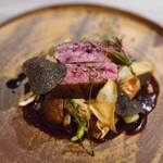 MONICA - ソースは鴨の赤ワインソース。ラチュレさんは素材の旨味を引き出すソースがとっても美味しいと思います。他では味わえない重厚さを感じます。