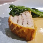 MONICA - 肝は使われていませんが、鮎らしさがとても強調された凄旨な鮎の料理。添えられたソースもかなり美味しくて心地良すぎる美味しさでした。