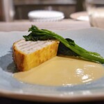 MONICA - たっぷりのブールブランソースとツルムラサキが添えられています。