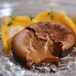 MONICA - タルトショコラショは割るとチョコレートソースがドロリと。ホンジュラス産のカカオが使用され香り良きチョコレートです。