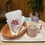 モスバーガー - 野菜チーズバーガーとホットコーヒー