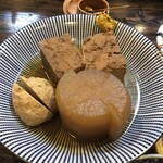 おでん割烹 稲垣 - おでん 関東風(醤油味)：大根、つみれ(あじ)、厚揚げ