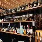 薬膳Dining&Bar 銀座しんのう - 自家製薬草酒がずらりと並ぶ