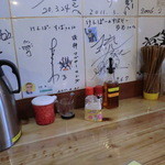 こんな感じで壁一面にサインや名刺が。