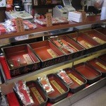 人形焼本舗板倉屋 - 人形焼は古い木箱に入れられて売られています