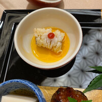 河文 - 八寸のハモ湯引き梅肉は卵黄浸し