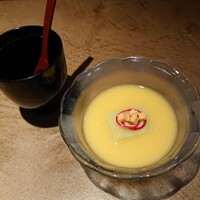 庵樹 - 「冷製 玉蜀黍のすり流し」とうもろこしの甘み、出汁、エンミがとても良い感じ。中の枝豆豆腐もモッチリ。1品目から夏を感じます。