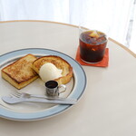 LURIE. COFFEE ROASTER - フレンチトースト バニラアイス乗せ。