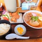 くつろぎ亭ひこべえ  - 2022年８月　牛骨ラーメンセット（880円）