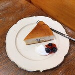 食堂とカフェ オッセ - 黒糖ラムレーズンのおとうふチーズケーキ