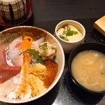 Kaitenzushi Tora Fugu - 海鮮丼セット