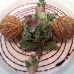 ブーダンノワールのカリカリポテト包み、バニュルスキャラメルとリンゴのピューレ