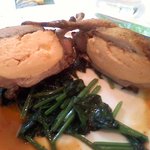 レストラン ヒロミチ - オマール海老のムースを詰めたドンブ産うずらの　“プルプル”（開いたところ）