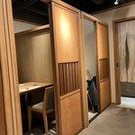 Namba Sushi Yokota - カウンターと背中合わせに個室があります。お鮨屋さんでは珍しいですね。グループやご家族でも。