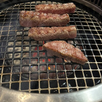 焼肉 拍手喝采 - お肉のうまさははカットの仕方で変わるそうです