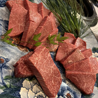 焼肉 拍手喝采 - 手前が　飛騨牛ヒレ　　左上　仙台　　右上　鹿児島