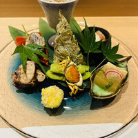 難波 鮨 よこ田 - 目に鮮やか。口に涼やか。季節を感じる盛り合わせ。カニさんが沢を登っていますよ≧[ﾟﾟ]≦ﾖｲｼｮﾖｲｼｮ