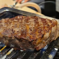 和牛lab K - ⑮焼き厚切りサーロイン
                  個人的に山葵&塩で頂きましたが、和芥子&タレでも頂くことが出来ます。
                  もう溢れんばかりの牛肉の脂というかエキスというか、とにかく濃厚な汁が口腔内を席巻します。
