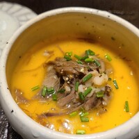 和牛lab K - ①牛骨&テールのスープ(3日煮込み)の茶碗蒸し、テール肉載せ
                牛骨&テールのスープ茶碗蒸し、口に入れると濃厚過ぎる旨み。
                そこに合わせた軟らかく煮たテール肉。
                特濃な牛エキスで追撃してきます。