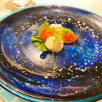 ヤマガタ サンダンデロ - ヤギのチーズとトマト、周りに塩が散らしてある
