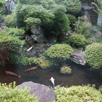 小淵沢 井筒屋 - 目の前は池のある庭