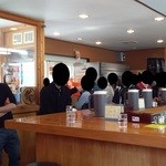 俺のラーメン あっぱれ屋 - 開店～！まず、店内に入って並ぶ！奥さんが人数、注文を確認してから席に座る！(・_・;)