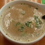 俺のラーメン あっぱれ屋 - 『スーパーつけ麺』のつけ汁！！表面には、白く泡立った気泡が浮いている…(・_・;)