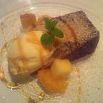 ローザネーラ - A：胡桃のタルトとバニラジェラート　キャラメルソースがけ