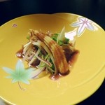 日本料理 にじ - 強肴　ミディアムレアで、自家製のたれのかかった和牛ステーキでした。