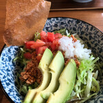 ラーメン イッケン - トマト味の鶏ひき肉が美味しい！アボカドとタバスコが絶妙！