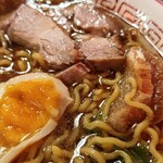 醤油屋本店 - アップ (固めの中細縮れ麺が旨～い！)
