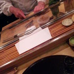 水槽から取り出した車海老をさばく大将