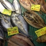 発寒かねしげ鮮魚店 - 魚の開きは店内で干してます。