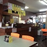 発寒かねしげ鮮魚店 - イートインコーナー店内。