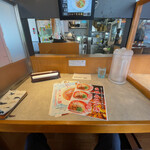 田所商店 タンタンメン部 - カウンター席の状況を広角カメラで撮影したもの