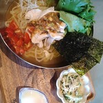 メープルブリック - 蒸し鶏のごま和え冷麺
            ¥1,000