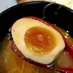 俺の中華たなか家 - 「味玉」をつけ汁に浸して蓮華リフト⤴️