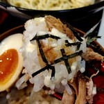 俺の中華たなか家 - 「白髪葱」「チャーシュー」「味玉」「刻み海苔」。リフト⤴️すると「マヨネーズ❤️」　これは超お得☆コスパ良好です(*^^*)v