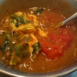 華麗亭 - ルーの中にトマト、ホウレン草、オムレツ。