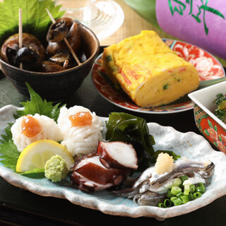 旬の食材を使ったこだわりのおばんざい。その日限定の一品も！