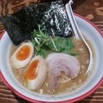 ぼのぼの - たまごラーメン750円
            家系らーめん。
            次頼むときは、味薄め、油少なめ、水菜嫌いなので抜きで好みかな？
            味たまも半熟加減、味も染みてて美味しかったです！